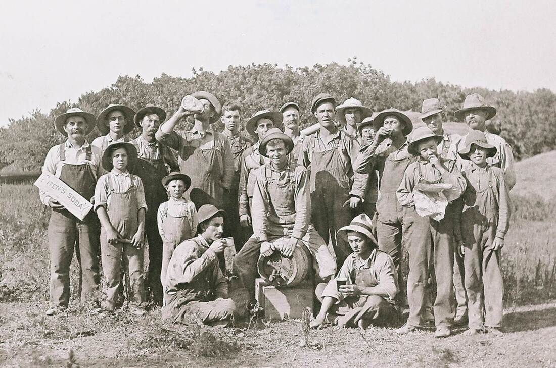 Picture of 1917 threshing party